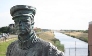 Wachsamer „Sluuswachter“ "Sluuswachter"-Skulptur Cadzand-Bad