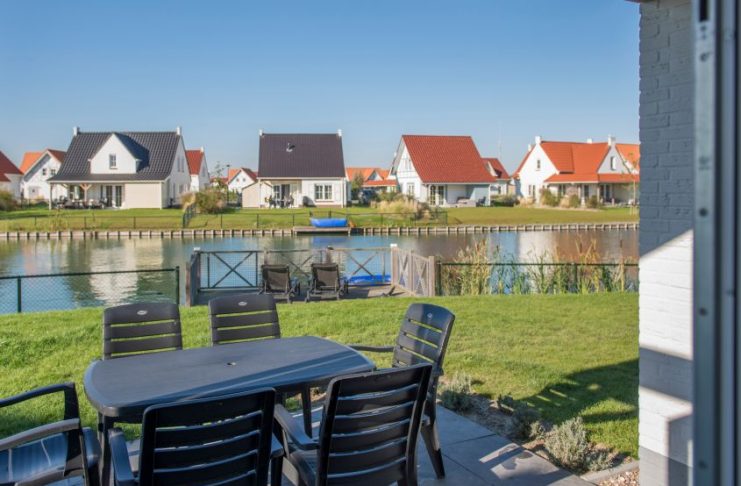 Villa mit Anlegestelle und Ruderboot in der Noordzee Residence Cadzand-Bad