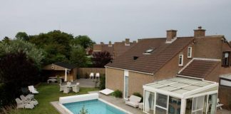 Cooler Pool und Outoor-Küche im Ferienhaus im "Zomerdorp Het Zwin"