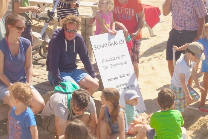 Schatzsuche im Sand: Strandpavillon "De Zeemeeuw"