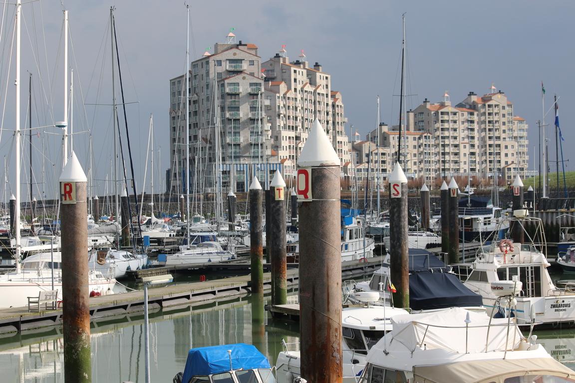 Cadzand_02_16_266 Blick auf Ferienappartements "Port Scaldis" in Breskens