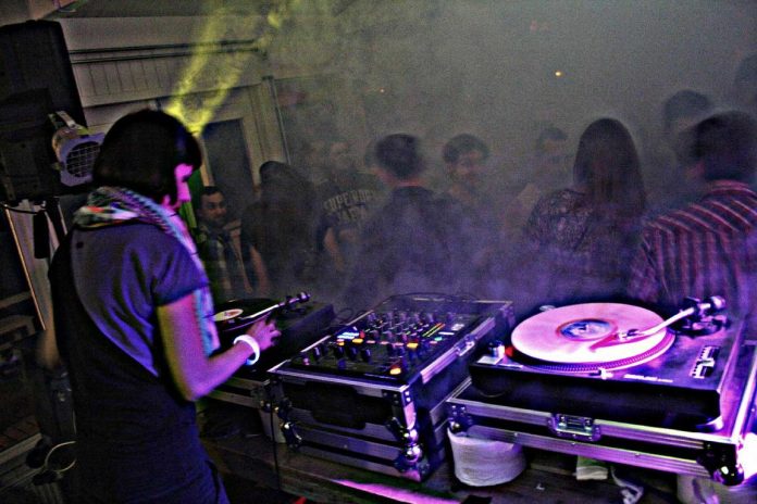 Beachparty am Strandpavillon "Beachhouse 25" in Breskens